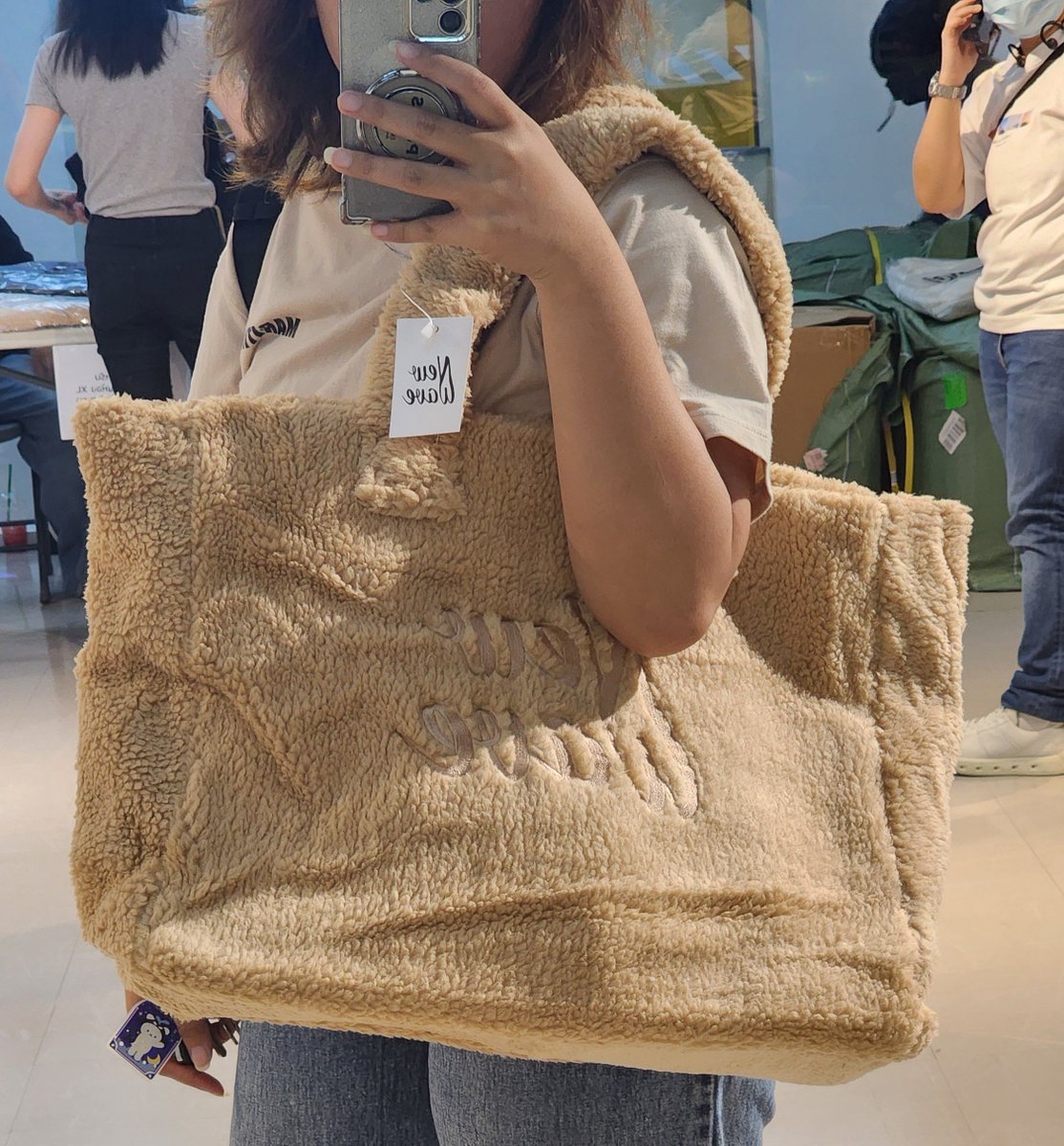 NongKetchLerbU's tweet photo. เจอแล้วคู่แข่งกระเป๋าhannah กระเป๋านิวเวฟ ใหญ่แบบใส่เตนิวซังไปเที่ยวได้เลยแบบที่เหลือๆ ไซส์กระเป๋าเหมือนวัดจากตัวน้องซังอะ #newwiee #PolcaFamMeeting https://t.co/R5opxuGneb