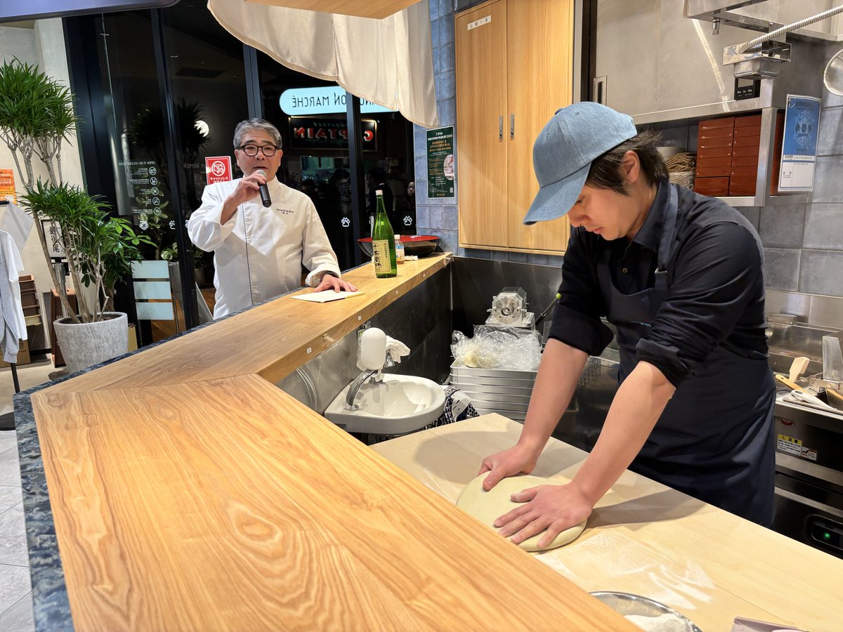Toshi_Yoshimura's tweet photo. 「東都のれん会」で御一緒する、総本家更科堀井「青」様にて、「江戸の手打ち蕎麦を嗜む会」が開かれ、伺いました。

お酒は、弊社の「金婚 純米無濾過原酒 十右衛門」を使っていただきました。

更科堀井 青 様
https://t.co/jFwsslUZxz

#総本家更科堀井　青　#豊島屋本店　#十右衛門　#東都のれん会 https://t.co/796nAZccMH