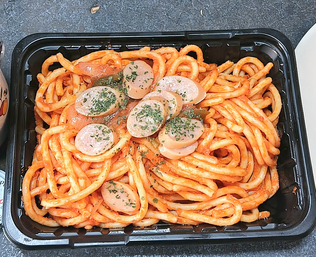 食材買物して帰宅。晴れたが風が強いな。鼻がムズムズする🤧

遅めのお昼はカフェ·ド·ウラポンランチ(笑)
ナポリタンが目玉商品だったので😋
ほんと喫茶店風のお昼だな(笑)