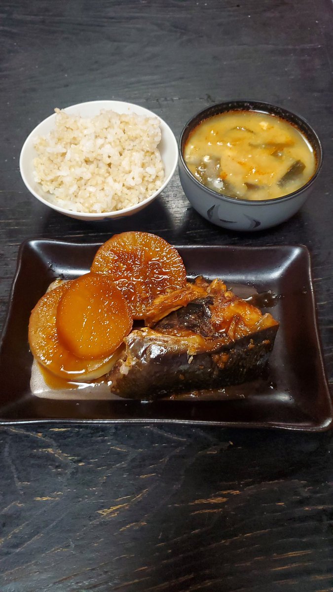 LOFTTERU2's tweet photo. ブリのカマが大きい過ぎて
３回に分けて食べました😓
#おうちごはん
#ブリカマ大根
#玄米
#冷やしトマト
#KIRIN一番搾り糖質０ https://t.co/PabPaMC2SP