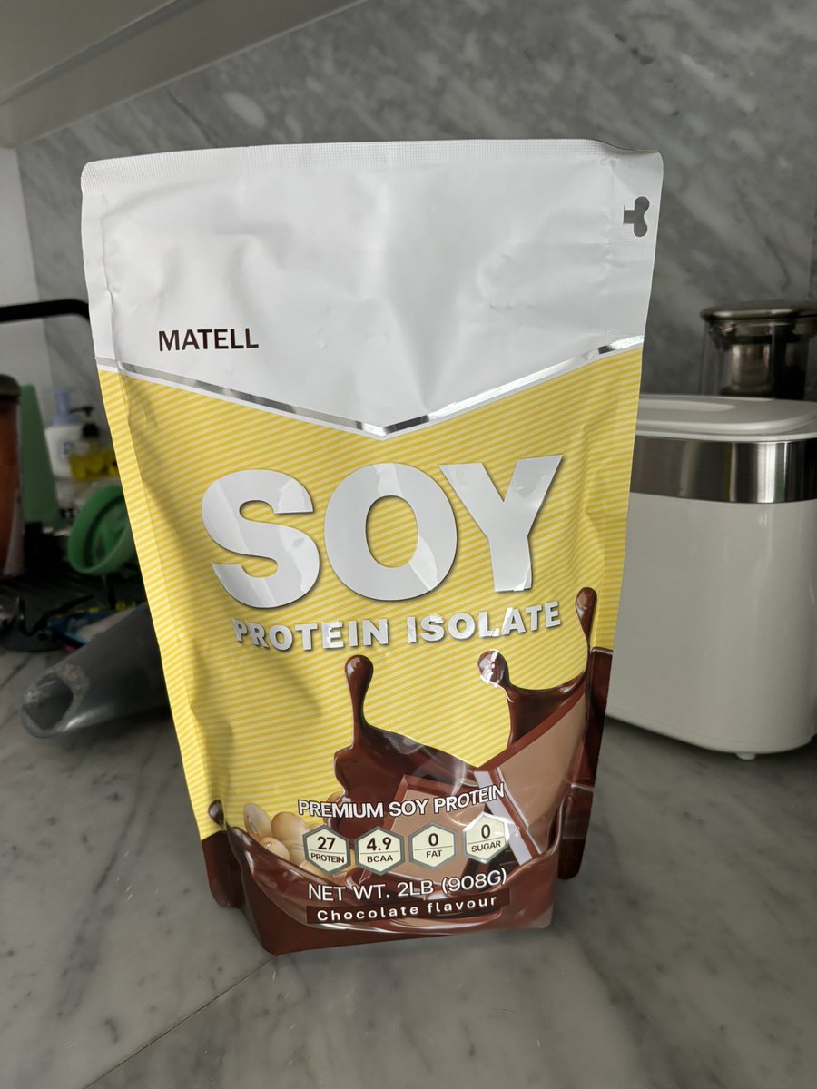 ช่วงนี้เป็นยุคโปรตีน ในชั้นวางคือแข่งกันที่ตัวเลขโปรตีนมากๆ เราจึงอยากให้ดู ตัวเลขของ BCAA ด้วย

BCAA คืออะไร?
คือกลุ่มกรดอะมิโน 3 ชนิด (Leucine, Isoleucine, Valine) ที่ร่างกายสร้างเองไม่ได้ เป็น "สวิตช์เปิด" การสร้างและซ่อมแซมกล้ามเนื้อโดยตรง โดยไม่ต้องผ่านตับ -