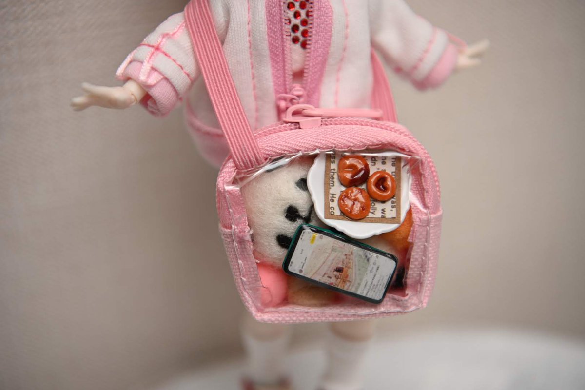 aoi_panda_doll's tweet photo. 一目惚れしたパンダ王国さま(@nekoaqua)のバッグのパンダさん激かわ(*´∀｀*)

娘っこからスマホとお菓子のプレゼントです(笑)
ちょっと狭くないかな？？

#うちのこかわいい
#ブラインドドール
#DS77 #ドールショウ77 https://t.co/BmLBXshBz8