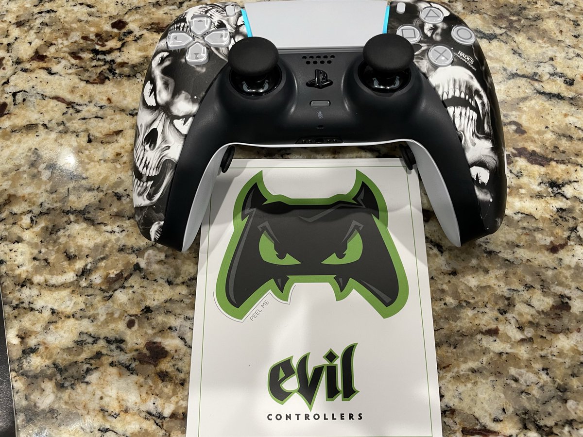 MrCheech1977's tweet photo. New controller feels so smooth with the upgraded sticks @EvilControllers https://t.co/qLORaCh2aT
