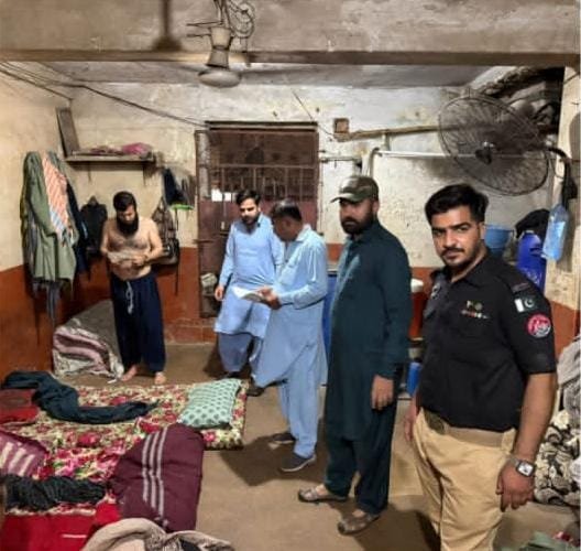 KarachiPolice_'s tweet photo. ڈسٹرکٹ سٹی پولیس کا رات گئے ٹارگٹڈ کومبنگ/سرچ آپریشن۔
98 غیر قانونی افغان باشندے حراست میں، عارضی رہائشی ایکٹ کی خلاف ورزی پر 61 ملزمان گرفتار۔
کارروائی ایس ایس پی سٹی عارف عزیز کی نگرانی میں مختلف علاقوں، ہوٹلز اور گھروں میں کی گئی۔
#KarachiPolice #TargetedOperation https://t.co/0ohAuPzgyW