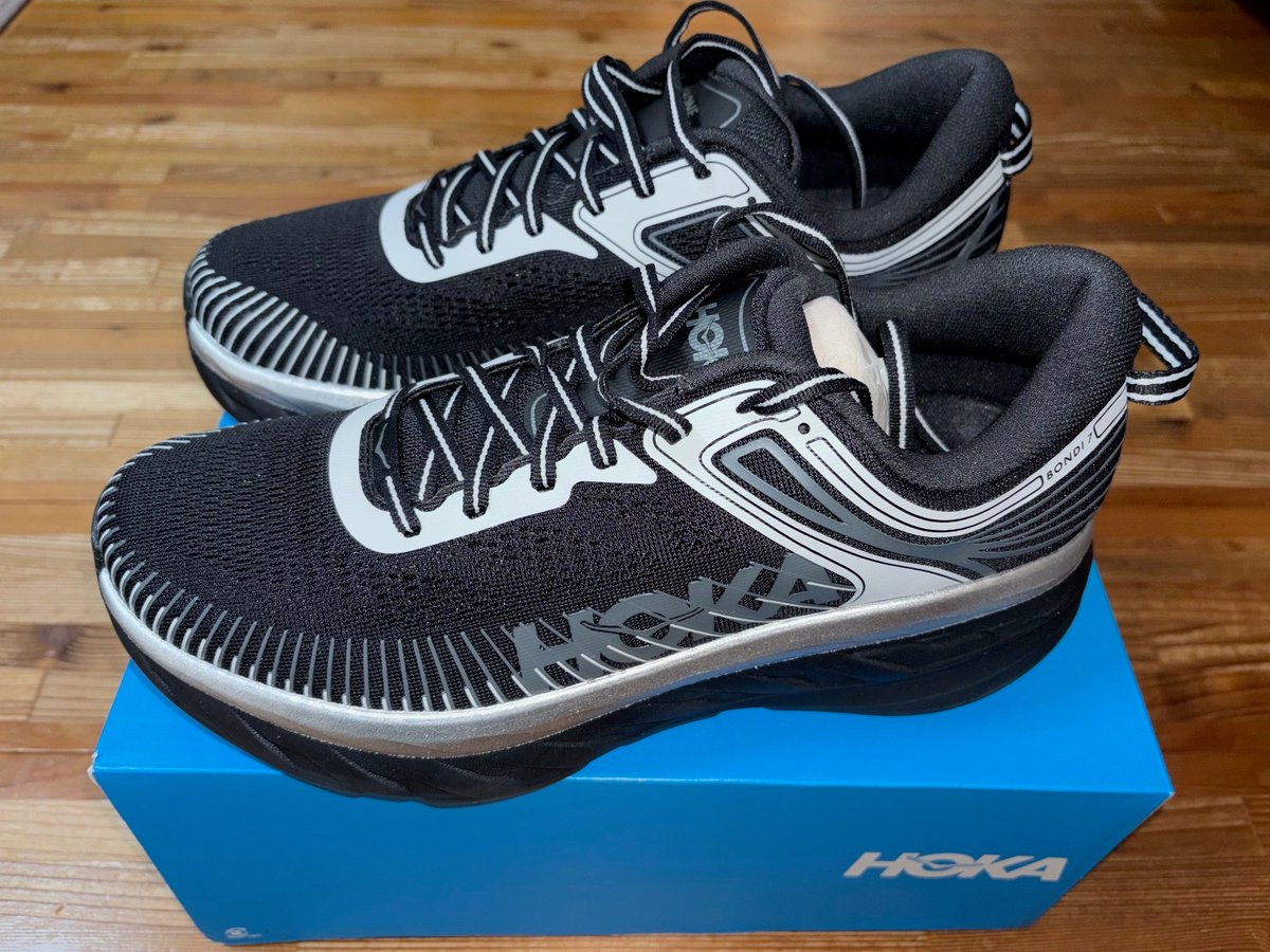 rhukahn's tweet photo. こんにちは。HOKAのStealth CollectionとしてリリースされたBondi 7を見て、一目ぼれして買ってきました。リフレクター仕様がお見事!履き心地はさすがのBondi 7です♬夜の外出は、しばらくはこれ一択になるかも。
#HOKA #Bondi7 #StealthCollection https://t.co/EnnGyjHiDY