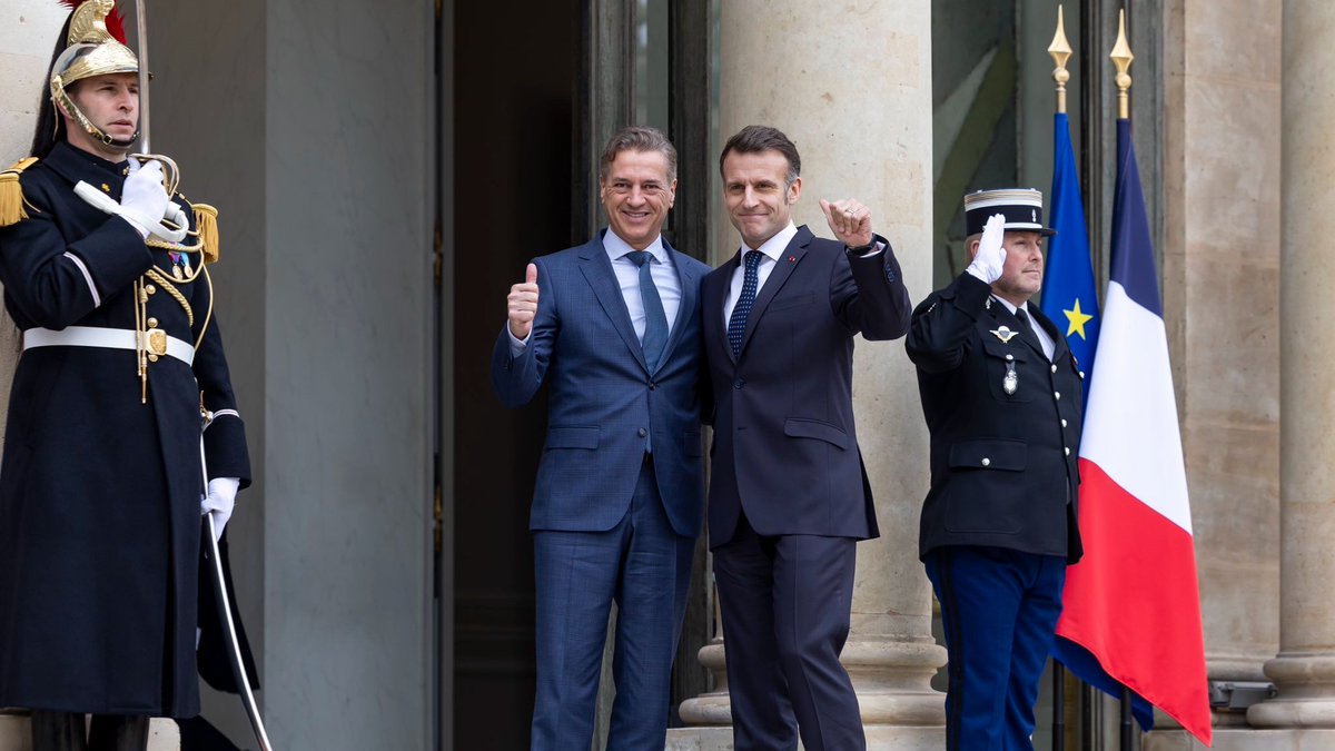 #JeSoutiensNotreBeauCouplePresidentiel 
❤️<a href="/EmmanuelMacron/">Emmanuel Macron</a> &amp; <a href="/Brigitte1eDame/">Brigitte Macron</a>❤️
le #GvtLecornu2, l'#Ukraine, l'#UE
Contre #TousLesExtrêmes &amp;
#LaHaînedesMédiasEnversLui
Pour #LeRespectdelaFonctionPrésidentielle 🇫🇷🙏
#AdhérentRenaissance💙🤍❤️
#TousAvecEmmanuelMacron #TAEM 💙🤍❤️