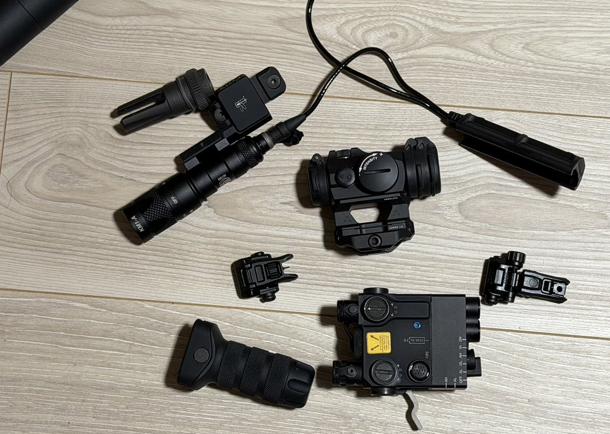 SasHk416's tweet photo. 久しぶりにGBLSで作ったMR556がモーター交換の為ドナドナされていった。

そういえばGBLSってアウターバレルのネジキリを正ネジとかにできないのかな？ずっと触ってなくて忘れた。
geisseleハンドガードも専用バレルナットが売られてたけど実パには全くあってなかったなぁ。
刻印もしたい・・・ https://t.co/11yOeDpELs