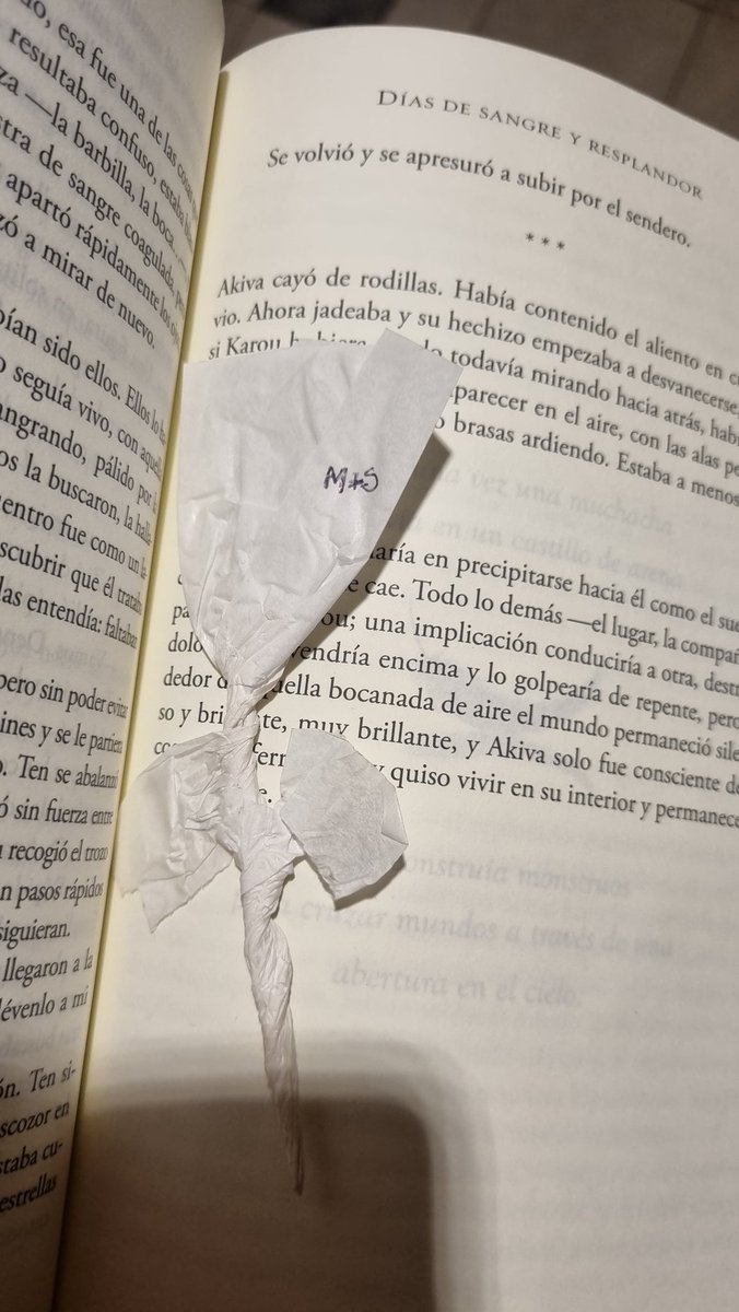 soffichavarria's tweet photo. Las cosas que encuentro en mis libros viejos. Eso debe estar ahí hace como 10 años https://t.co/W83PKhGa5S