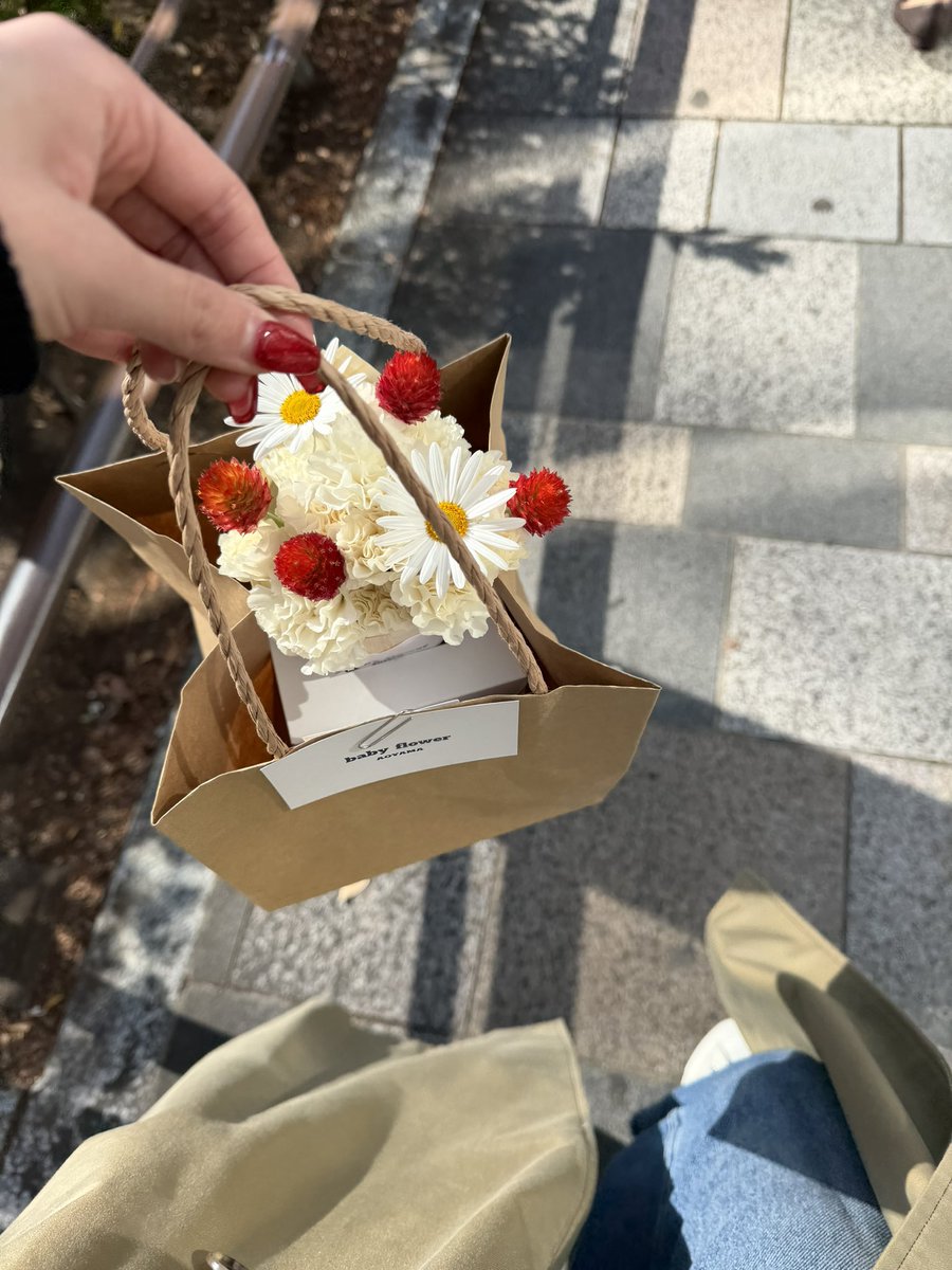 ふらっと寄った花屋さんが可愛すぎたのでショートケーキのブーケを持って友達の誕生日会にゆく🎂💐