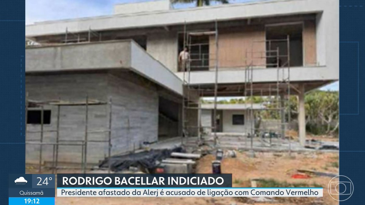 Sala do apartamento de Bacellar na Avenida Atlantica (praia do Leme) e a mansão em construção no condomínio mais luxuoso de Campos dos Goytacazes.

Como deputado estadual, ele recebe R$ 24.000.