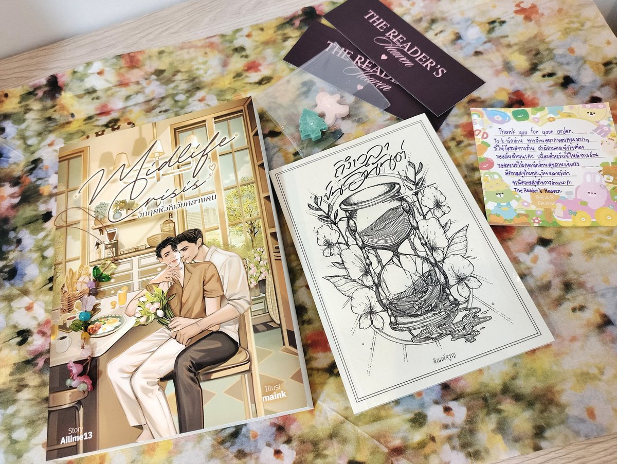 weethi_wee's tweet photo. เพิ่งว่างมารีวิวในแท็กเลยค่ะ 
คือห่อมาสวยมั่กกก ชอบความกระดาษห่อเข้ากับตัวเล่มมาก มีโน๊ตมาให้อ่านด้วย พวงกุญแจที่แถมมาน่ารักมากกก💐🍃

#tyfromthereaderheaven https://t.co/szJmUI5YYt