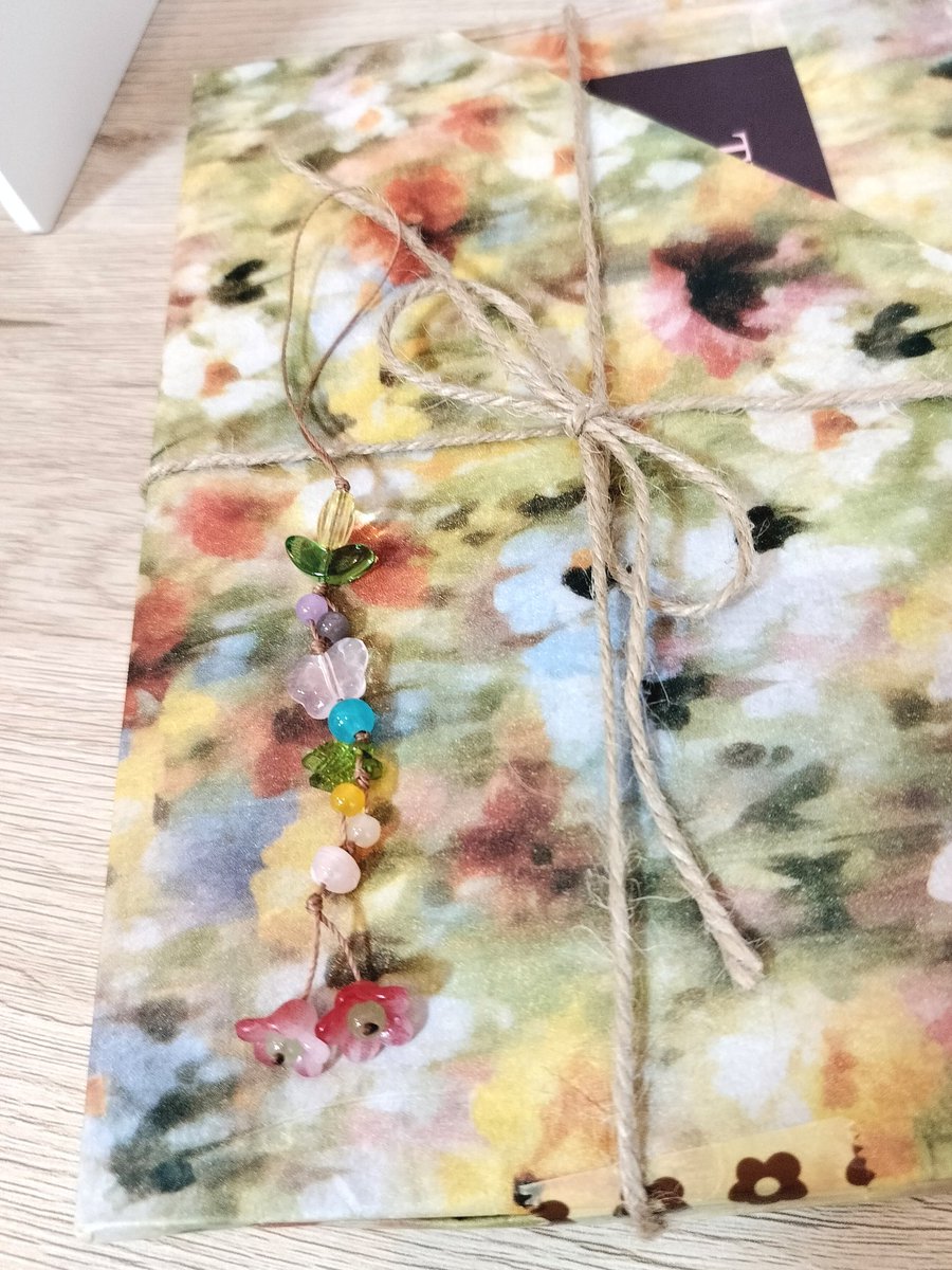 เพิ่งว่างมารีวิวในแท็กเลยค่ะ 
คือห่อมาสวยมั่กกก ชอบความกระดาษห่อเข้ากับตัวเล่มมาก มีโน๊ตมาให้อ่านด้วย พวงกุญแจที่แถมมาน่ารักมากกก💐🍃

#tyfromthereaderheaven