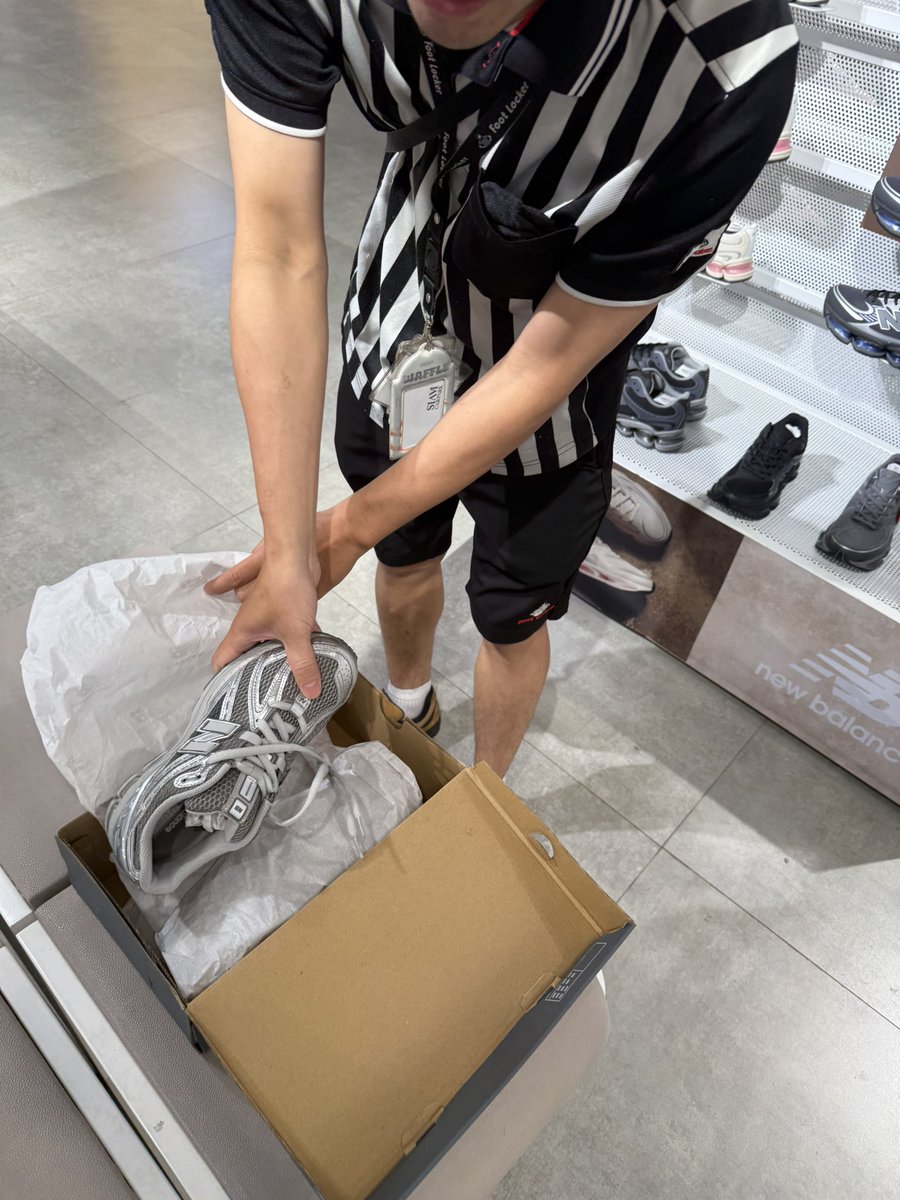 ตั้งใจแวะมาส่องๆ กับลองไซส์ แล้วคนขายสาขาสยามเซนเตอร์ชวนคุย นี่เลยบอกกำลังหารองเท้าใส่ไปเกาหลีแบบเดินเยอะๆ 
เซล : ไปทำไรคับ
นี่ : ไปดูคอนเสิร์ต nct
เซล : อ่อ ใน nct ผมชอบเตนล์กับแทยง ในดรีมผมชอบอินจุน แต่พี่ดูเป็นเมนเจโน่แจมินนะ 
นี่ : เอ้ยรู้ได้ไงอะ เดาถูกด้วย