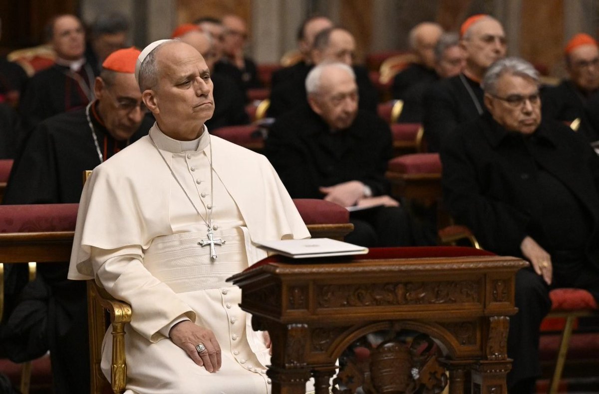 johndaviesclar1's tweet photo. Emmanuel Macron crispe le Pape 

Nouveau report d'audience avec le président français 

C'est aujourd'hui "une certaine exaspération" qui court au Vatican, rapporte Mgr V., haut fonctionnaire de la Curie 

Alors qu'une rencontre en audience privée apparaissait faisable "courant mars", "le contexte inique actuel" de vote de lois françaises d'aide active à mourir en rapport avec le suicide assisté et l'euthanasie "rendent caducs" les efforts de diplomatie engagés qui dans un premier temps purent sembler louables ou honnêtes, selon Mgr V.

"Le signifié de cette évolution étant que le Pape après avoir tendu la main un instant la retire", face à un camp français qui "se recroqueville dans les ténèbres de l'obstination"

C'est aujourd'hui une colère froide qui anime le Saint-Père 
Le texte de référence incluant "comme une peine de mort tacite", il devient selon Mgr V. "un obstacle majeur, peut-être irrémédiable" à une audience formelle entre le Pape Léon XIV et le président français Emmanuel Macron en 2026

Ce qui est en jeu c'est la crédibilité du Saint-Siège car, sans gloser à l'infini, sourire, taper dans la main dans un contexte pareil semble désormais "une situation de communication piégeuse et impensable" pour la papauté, estime ce 27 février à Rome Mgr V.
🇻🇦