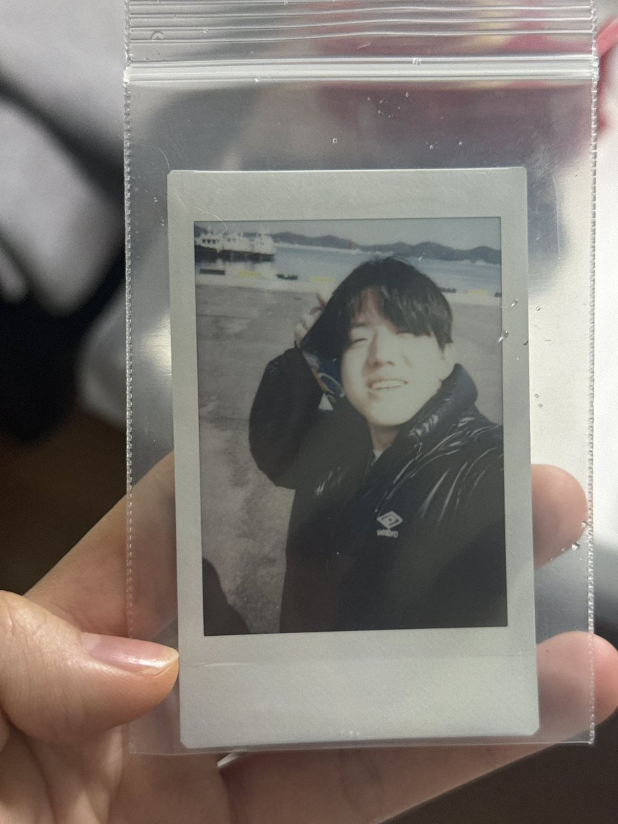 Gak pernah kebayang ada idol yang mau mancing ratusan ikan buat fansnya trs ngasih exclusive poloroid juga buat 100 winners.

I’m not jealous… but I’m JEALOUS!! Dowoon’s fans in South Korea are really living the dream😭😭😭