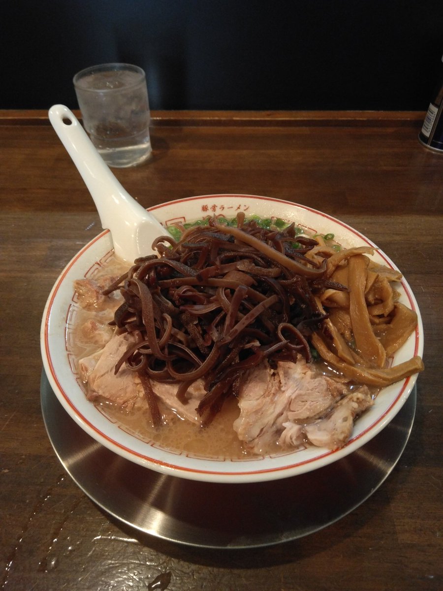 M10o40's tweet photo. 気になってた熟成豚骨ラーメン。
きくらげ好きとしては、トッピングしちゃいますw
濃厚で重厚感を感じるスープなのに、なぜかあっさり。
素晴らしい！
麺も程よくチャーシューも燻製かな？美味しく頂きました。

#プレオープン
#開王
#熟成豚骨ラーメン https://t.co/qRCkkbdT6W