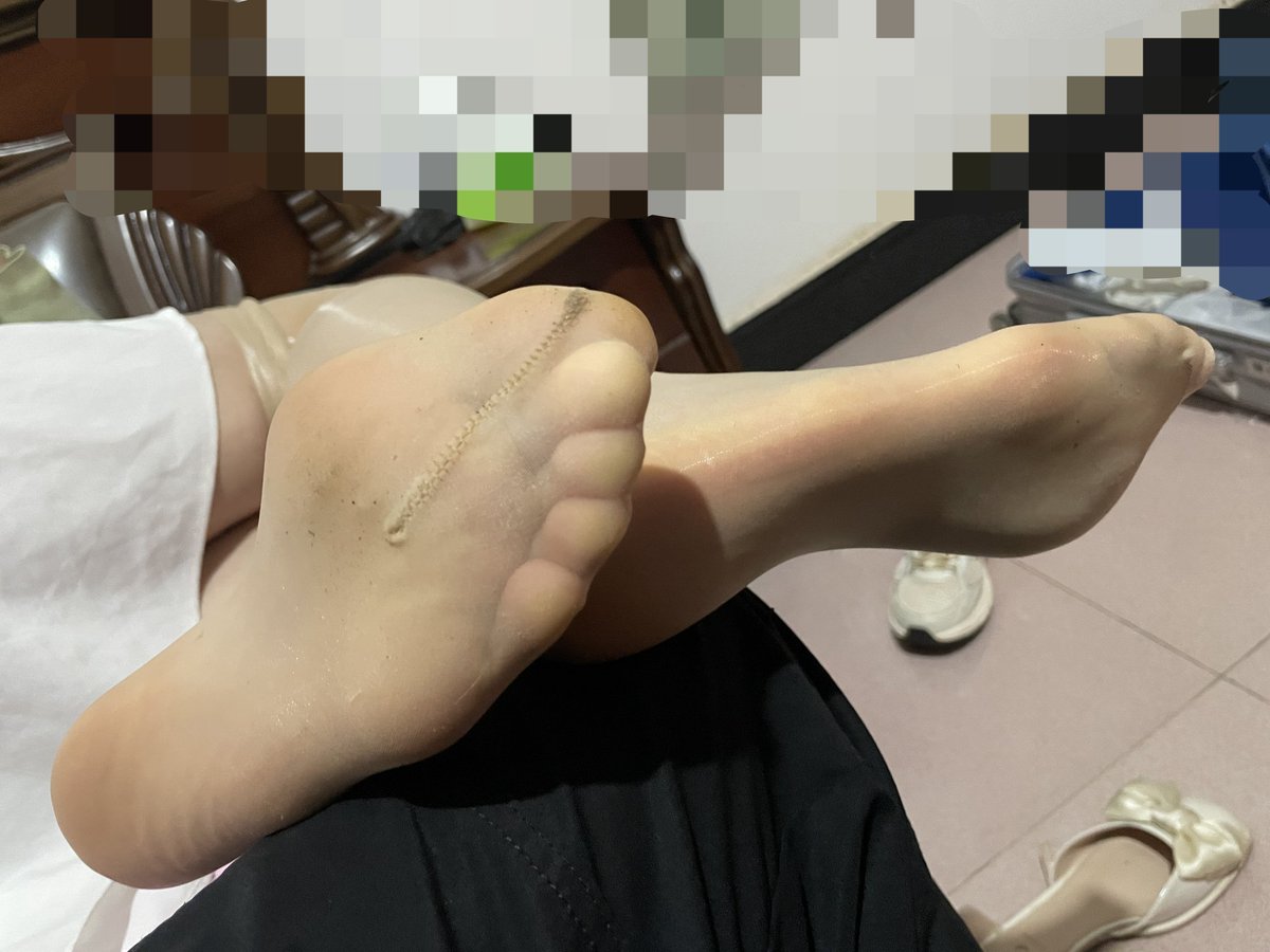 xjjdagg's tweet photo. 很多兄弟跟我说肉丝更好看，你们觉得呢？哈哈，老婆逛街穿了两天的油亮肉丝确实有点吸睛☺️ https://t.co/31To1krcRD