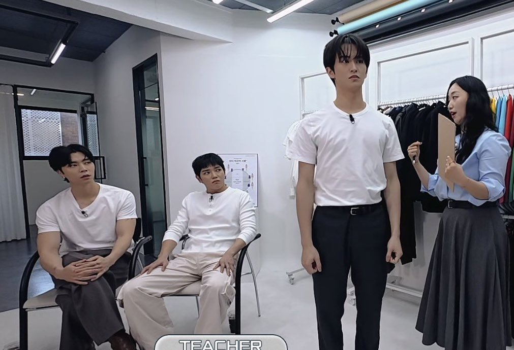 เหมือนลุงๆพามาซื้อชุดนักเรียนเตรียมเปิดเทอม