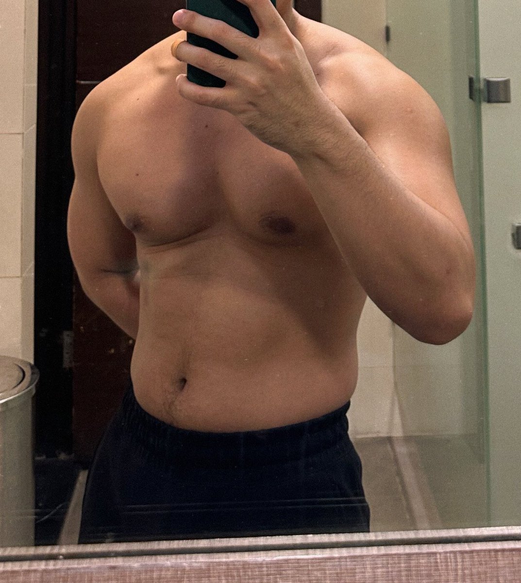 Divo1765100's tweet photo. pumped chest so good https://t.co/OALLvlbrRE