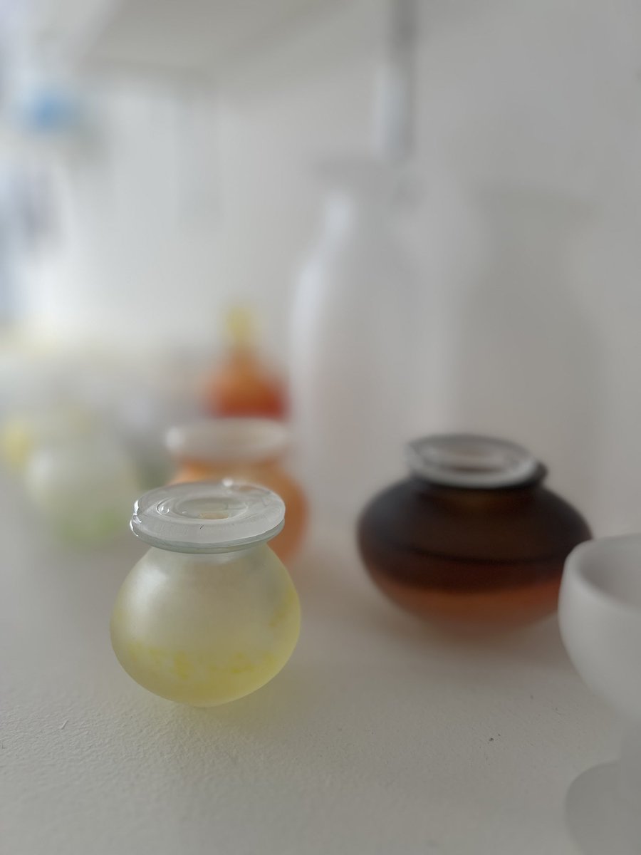 「よはくの庭」鈴木 伊美 個展
鈴木伊美のボトルは生きもののような個体差があり、たくさん並べられていると人々がさんざめいているようです。特徴のあるキャラクターが舞台に並んだ風景です。

3月8日(日)まで開催
休廊：(月)(火)(水)
<a href="/imiglass_s/">鈴木伊美 / Yoshimi Suzuki</a> 
san-shitsu.com/archives/7196/