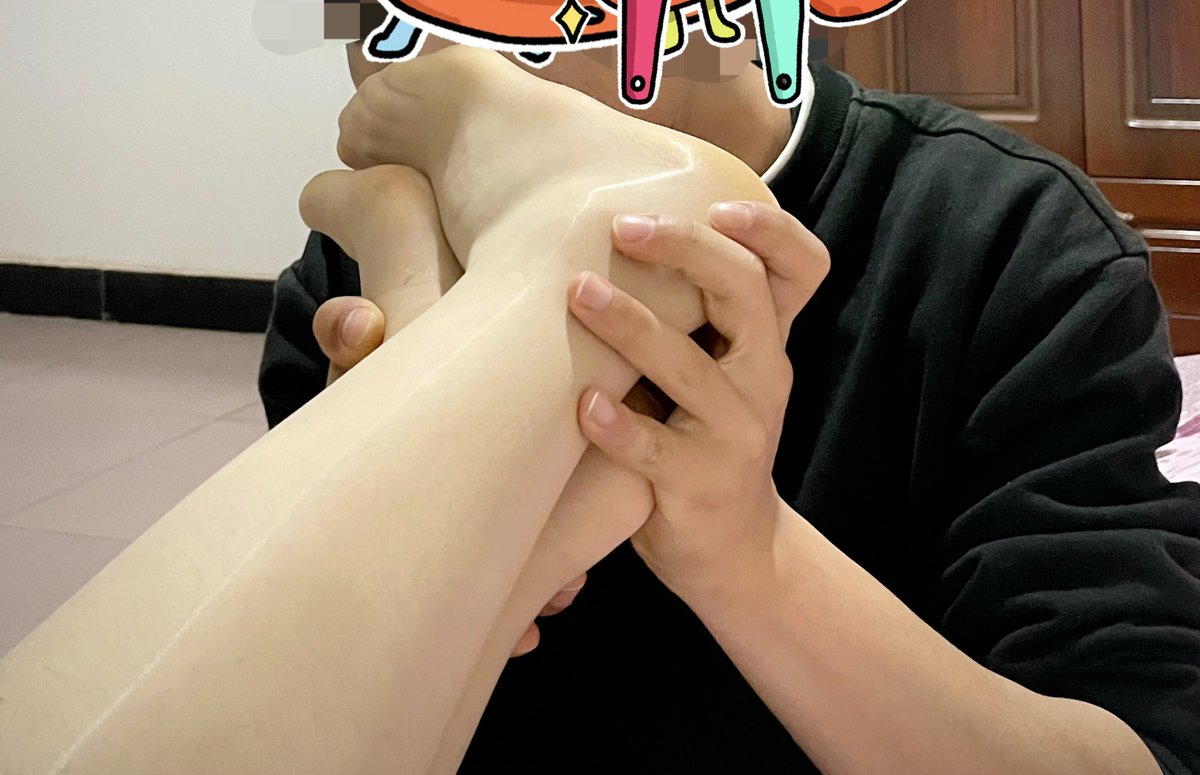 xjjdagg's tweet photo. 说实话老婆逛了两天街的丝袜脚真带味儿，真上头，忍不住吸了几口哈哈哈
#原味 #玉足 #丝足 #肉丝脚底 #骚脚 #美脚 https://t.co/hqwt1SNvFK