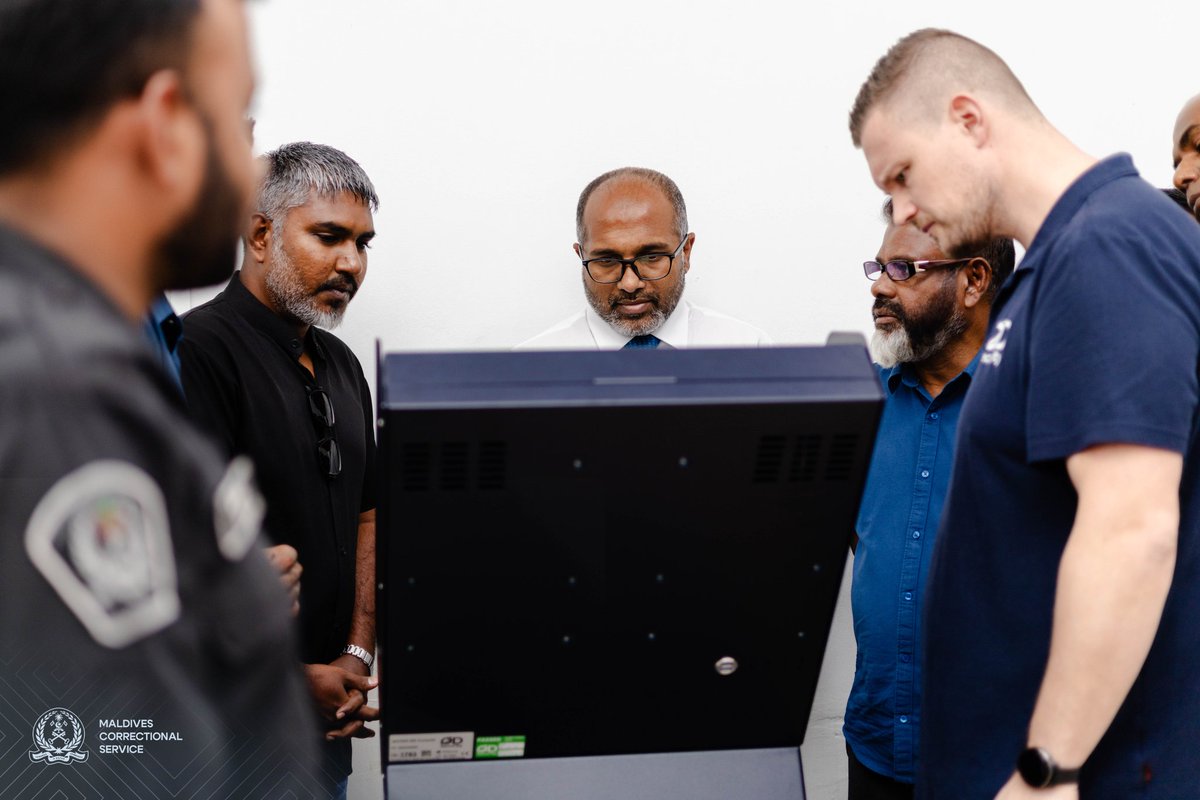 CorrectionsMv's tweet photo. މާފުށީ ޖަލުގައި އަލަށް ބެހެއްޓި ޒަމާނީ ފެންވަރުގެ ބޮޑީ ސްކޭނިންގ މެޝިން، މިނިސްޓަރ އޮފް ހޯމްލޭންޑް ސެކިއުރިޓީ  އެންޑް ޓެކްނޯލޮޖީ އޮނަރަބަލް ޢަލީ އިޙްސާން އިފްތިތާހު ކޮށްދެއްވައިފި. މިއީ، ސަލާމަތީ ކަންކަން ހަރުދަނާ  ކުރުމަށް ބެހެއްޓުނު ފަހުގެ ބޮޑީ ސްކޭނިންގ މެޝިނެއް، އަދި މާފުށި ޖަލުގައި ބެހެއްޓުނު މިފަދަ ފުރަތަމަ މެޝިން. މިއީ ސަރުކާރުން ހޯމް ލޭންޑް ސެކިއުރިޓީ އެންޑް ޓެކްނޮލޮޖީ މެދުވެރިކޮށް ފޯރުކޮށްދެއްވި މެޝިނެއް. 
@HomeMinistrymv