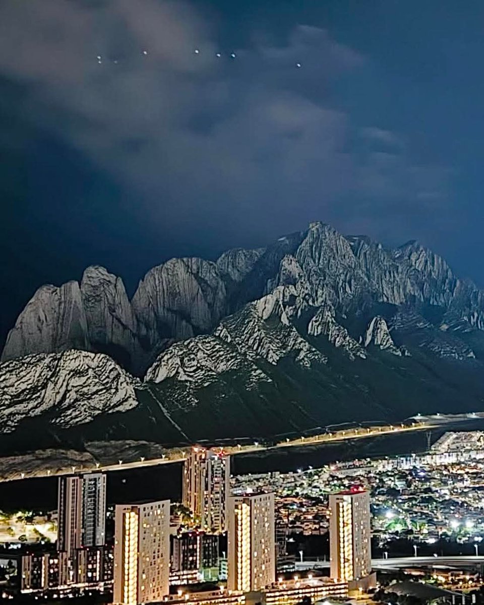 LoQuePasaEnNL's tweet photo. Reporte de grupo de OVNIS sobrevolando a gran altura la huasteca 🛸👽. https://t.co/b81CXScvk5