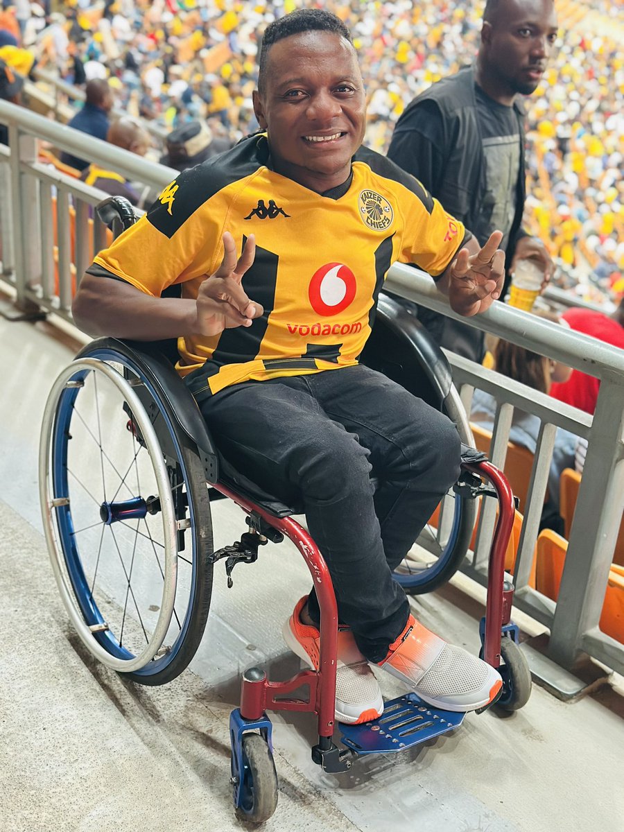 RonewaMudzanan1's tweet photo. If @KaizerChiefs lose today against @orlandopirates. I will Walk 🚶 from Jozi to Thohoyandou 🤞🤞 There is no way we losing this Soweto Derby https://t.co/dXhdE1WjiD
