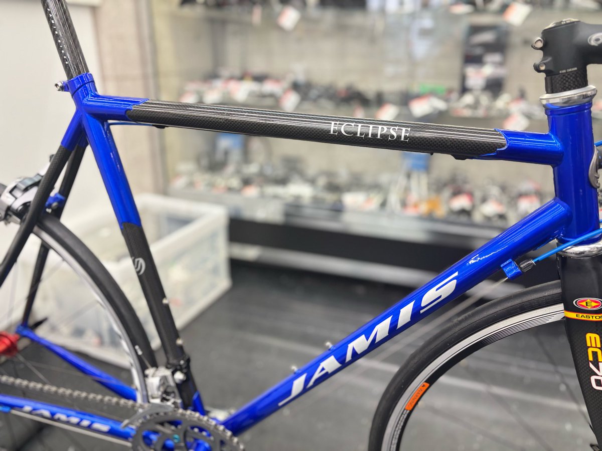 cyclymatsubara's tweet photo. 商品紹介
#ジェイミス ECLIPSE ULTEGRA 2006 サイズ53
クロモリとカーボンのハイブリッドロードが入荷しました!
スチールの乗り味+軽量&レスポンス。
伝統と革新を融合した当時の意欲作です!
https://t.co/Z4I6UtNfyx
#ロードバイク
#サイクリング
#クロモリ
#カーボンバイク
#JAMIS https://t.co/pPhamh0RSC