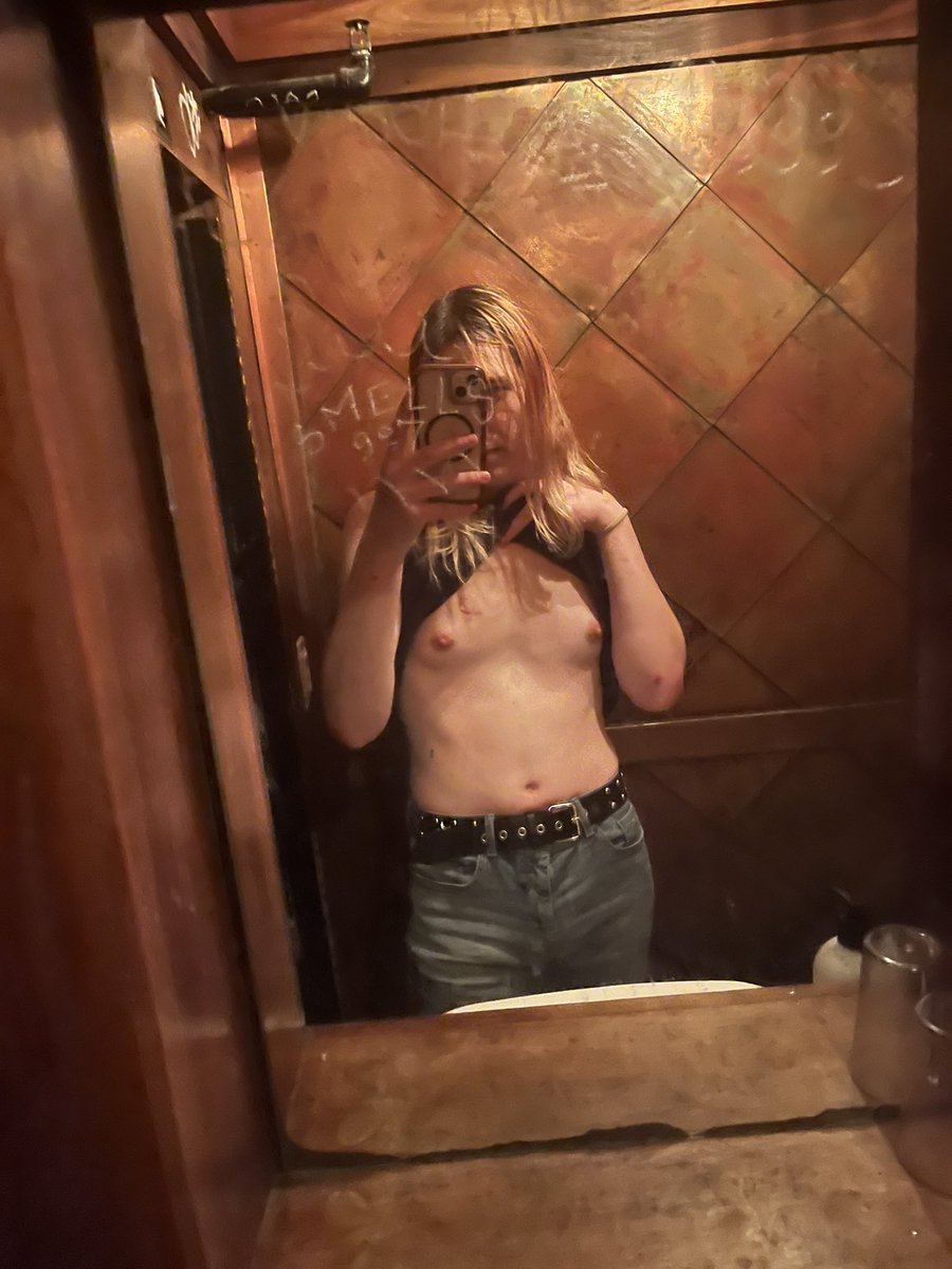 izzzzzzzzzzy0's tweet photo. does it again award but yiu get to see my boobs award #makeittrend https://t.co/EtkwTqNS5I