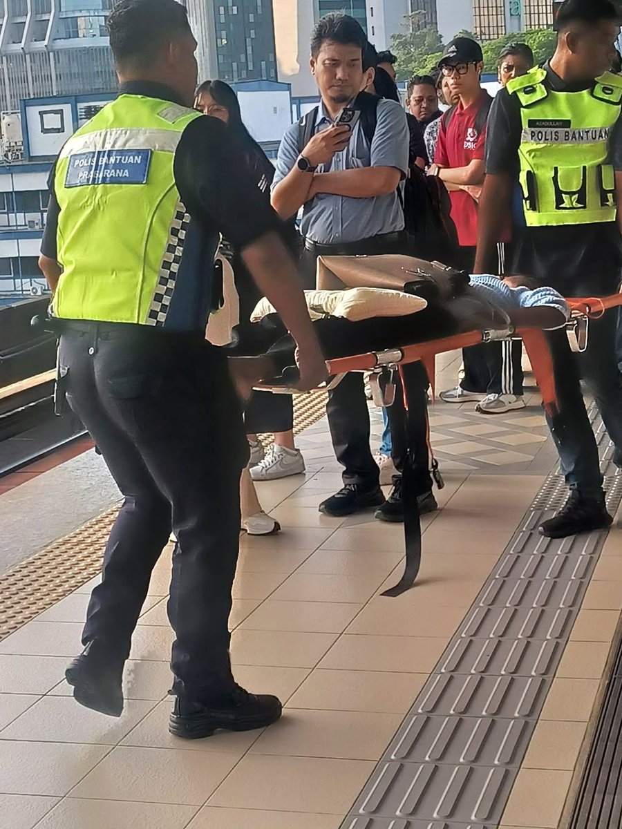 DBKL menggelabah pasang CCTV di Bukit Kiara susulan kes pecah kereta YB Teresa Kok.

Jika ikut "energy" yang sama ini, mungkin isu kerosakan LRT sebenarnya boleh diselesaikan serta-merta oleh kerajaan, jika yang menaikinya setiap hari adalah ahli politik atau golongan VVIP