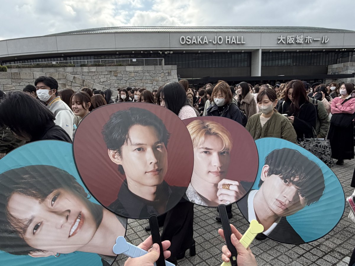 kr_gr_v3v's tweet photo. SixTONESツアー参戦してきた🙌✨スタンドだったけどメンバートロッコできてくれたから近くで見れたし聞きたい曲聞けたから楽しかった😭💙銀テはもうちょいのとこで取れんかった😭 https://t.co/bnh771R17Y