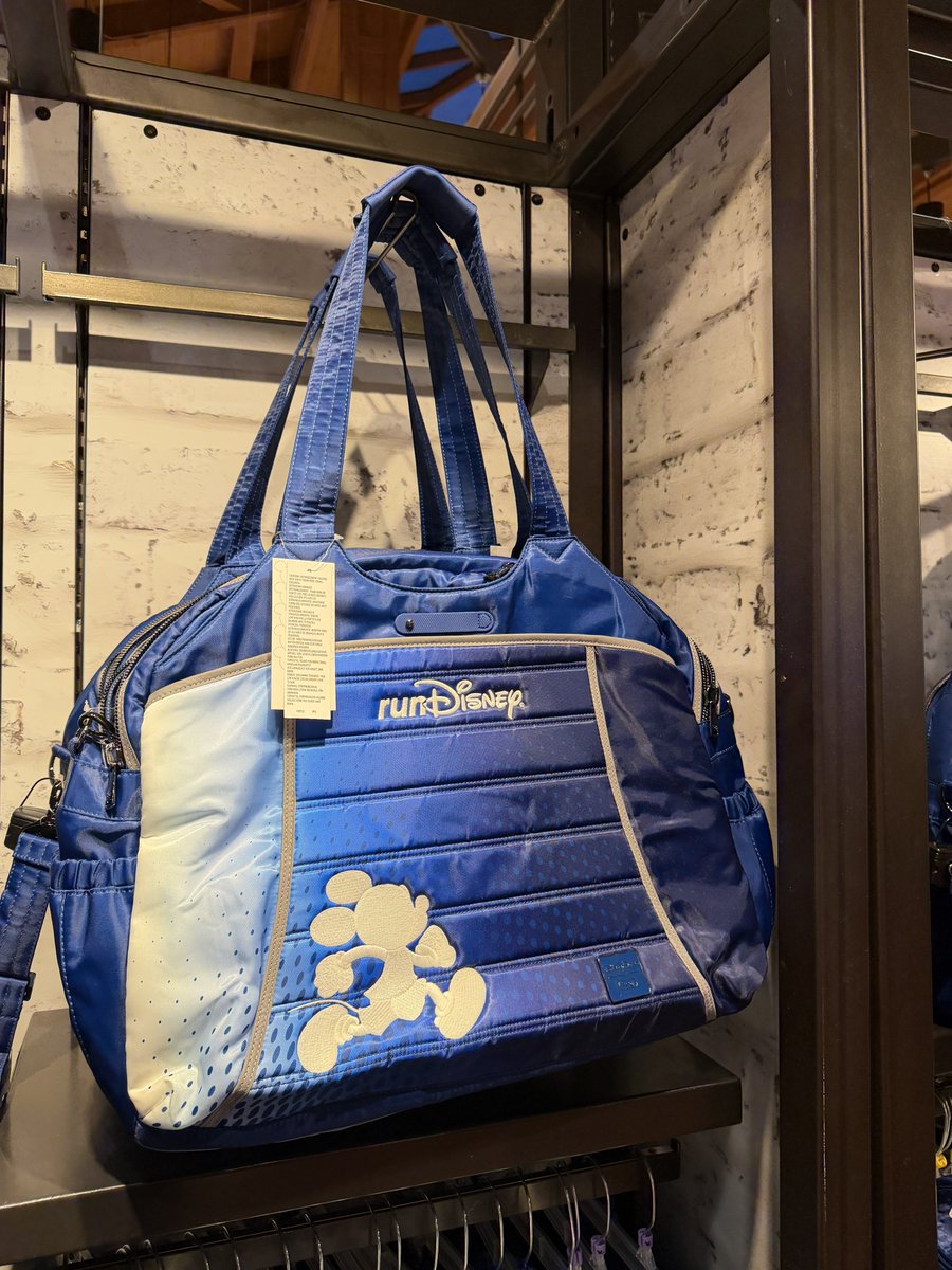 mickeynet028's tweet photo. runDisneyのスポーツウェアだ！
色がキレイでめちゃくちゃかっこいいぞ！

セットアップ上 79.99ドル
セットアップ下 59.99ドル
長袖ウェア 94.99ドル
スポーツバッグ 195ドル

#MNWDW #WDW #2026Feb #WaltDisneyWorld #ディズニーワールド #ウォルトディズニーワールド #ディズニースプリングス  #DisneySprings