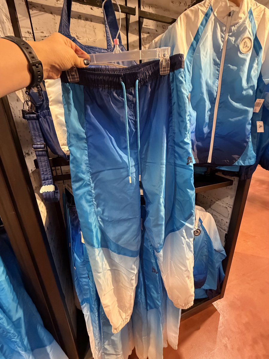 mickeynet028's tweet photo. runDisneyのスポーツウェアだ！
色がキレイでめちゃくちゃかっこいいぞ！

セットアップ上 79.99ドル
セットアップ下 59.99ドル
長袖ウェア 94.99ドル
スポーツバッグ 195ドル

#MNWDW #WDW #2026Feb #WaltDisneyWorld #ディズニーワールド #ウォルトディズニーワールド #ディズニースプリングス  #DisneySprings