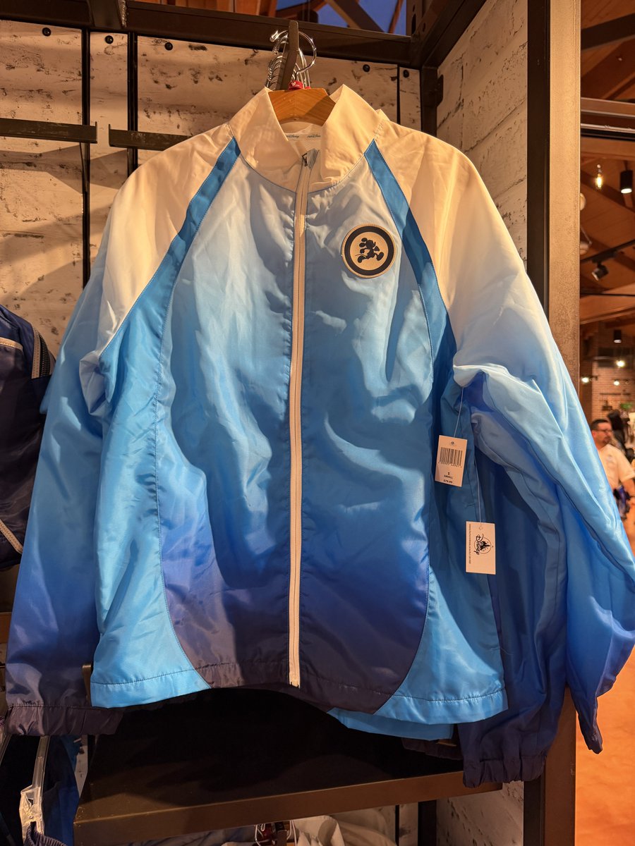 mickeynet028's tweet photo. runDisneyのスポーツウェアだ！
色がキレイでめちゃくちゃかっこいいぞ！

セットアップ上 79.99ドル
セットアップ下 59.99ドル
長袖ウェア 94.99ドル
スポーツバッグ 195ドル

#MNWDW #WDW #2026Feb #WaltDisneyWorld #ディズニーワールド #ウォルトディズニーワールド #ディズニースプリングス  #DisneySprings