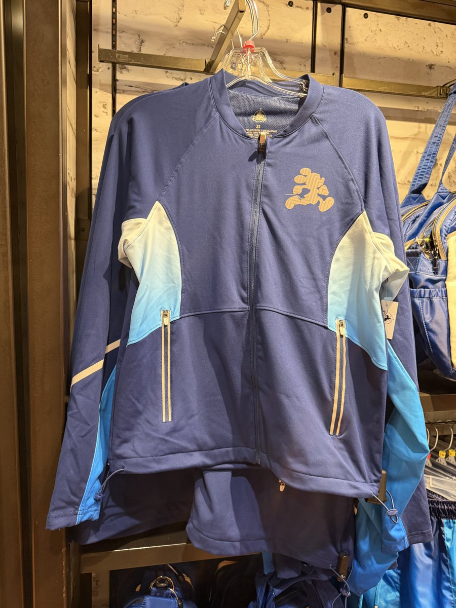 mickeynet028's tweet photo. runDisneyのスポーツウェアだ！
色がキレイでめちゃくちゃかっこいいぞ！

セットアップ上 79.99ドル
セットアップ下 59.99ドル
長袖ウェア 94.99ドル
スポーツバッグ 195ドル

#MNWDW #WDW #2026Feb #WaltDisneyWorld #ディズニーワールド #ウォルトディズニーワールド #ディズニースプリングス  #DisneySprings