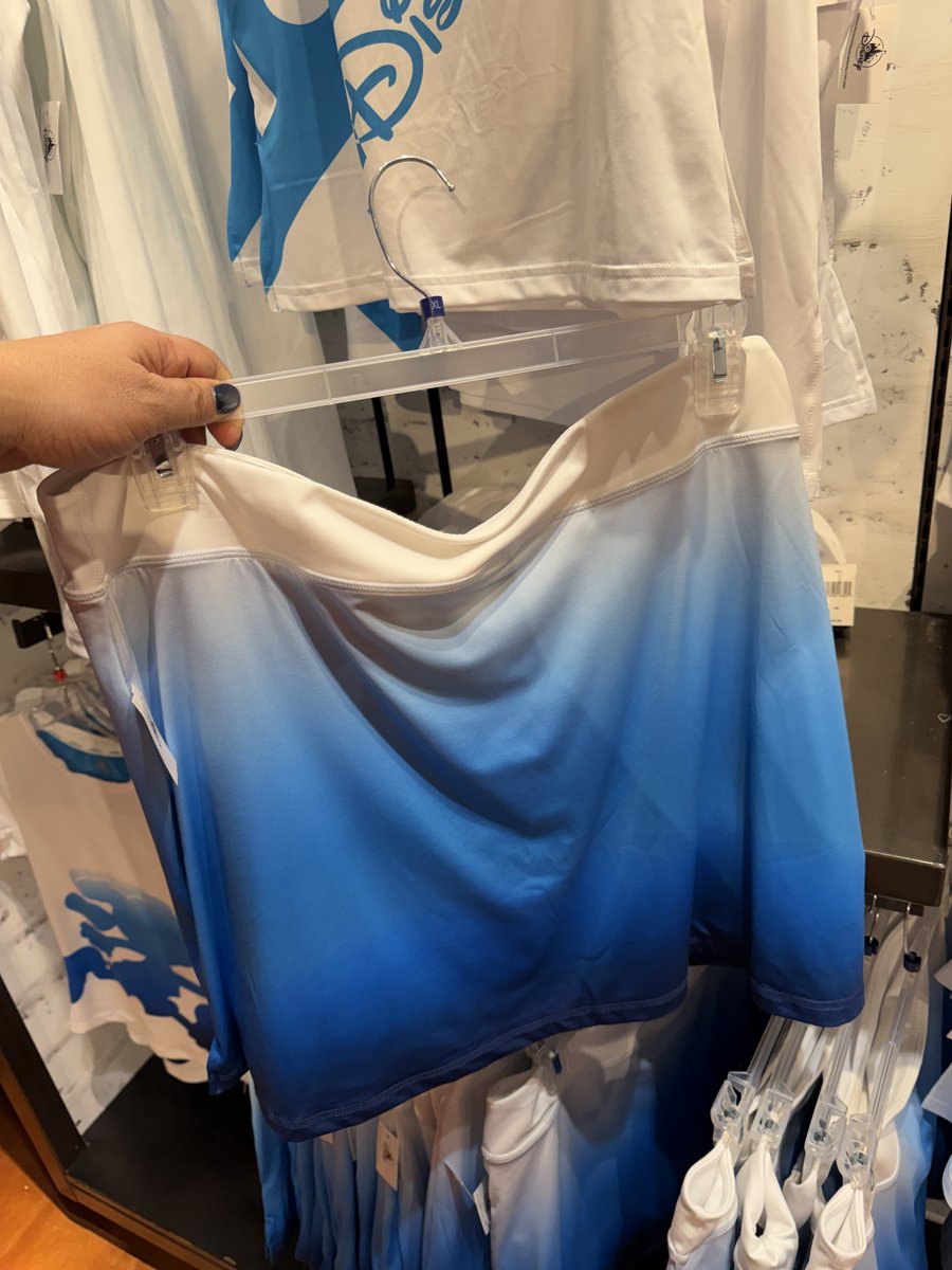 mickeynet028's tweet photo. 女性用のランニングウェアも素敵✨

ランニングウェア 44.99ドル
ランニングスカート 49.99ドル

上下で合わせてゲットしたいアイテムですね！

#MNWDW #WDW #2026Feb #WaltDisneyWorld #ディズニーワールド #ウォルトディズニーワールド
#ディズニースプリングス  #DisneySprings https://t.co/N3JppKLI8L