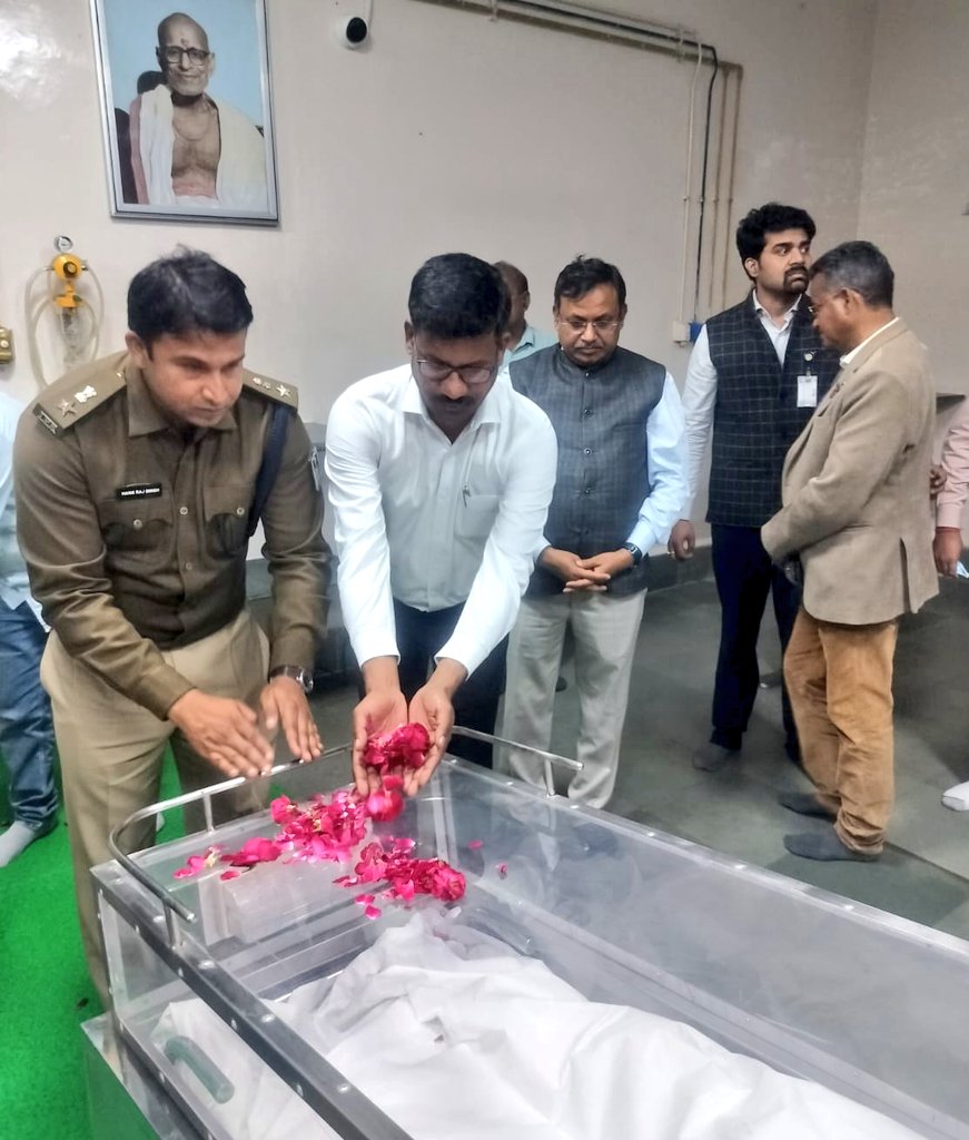 Collector_Satna's tweet photo. पद्मश्री डॉ.बी.के.जैन के निधन पर चित्रकूट पहुंचकर @rewacommissione श्री बी एस जामोद,कलेक्टर डॉ सतीश कुमार एस और पुलिस अधीक्षक श्री हंसराज सिंह ने श्रृद्धांजलि अर्पित करते हुए गहन शोक व्यक्त किया।

#JansamparkMP 
@CMMadhyaPradesh https://t.co/Swy7aPYROh