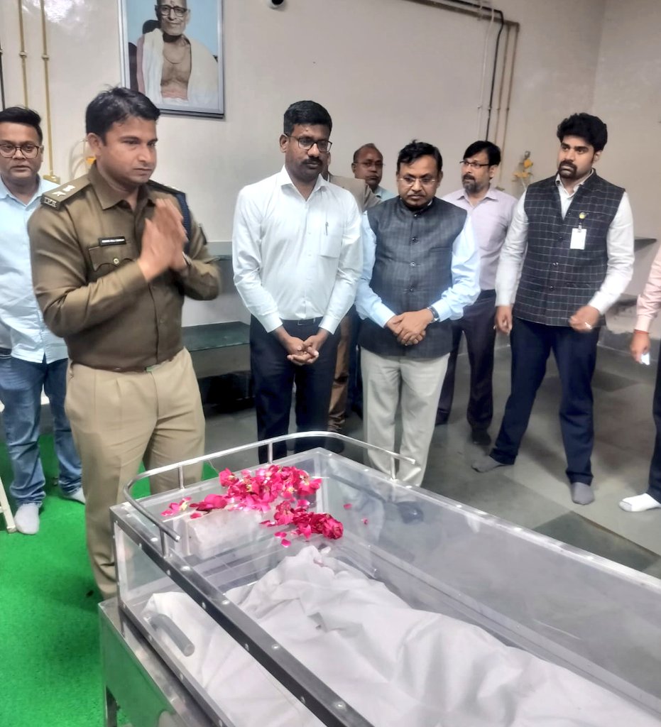 Collector_Satna's tweet photo. पद्मश्री डॉ.बी.के.जैन के निधन पर चित्रकूट पहुंचकर @rewacommissione श्री बी एस जामोद,कलेक्टर डॉ सतीश कुमार एस और पुलिस अधीक्षक श्री हंसराज सिंह ने श्रृद्धांजलि अर्पित करते हुए गहन शोक व्यक्त किया।

#JansamparkMP 
@CMMadhyaPradesh https://t.co/Swy7aPYROh