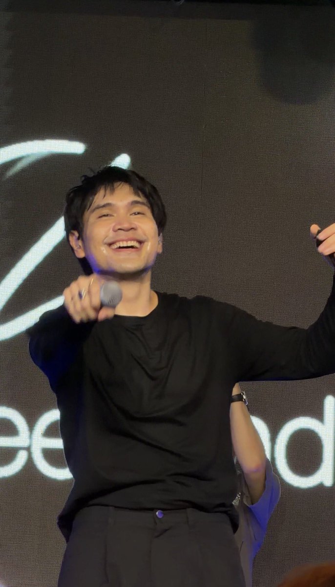 เมื่อวานไปดู FREEHAND ครั้งที่ 3 พ่อหนุ่มเสื้อแดงที่ #G27fest ทำชีมาก ขอคนเข้าใจ 🫠