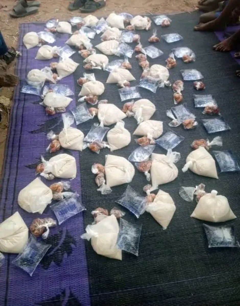 Please look at these pictures.
Look at it very closely and zoom in.

This is the government-funded Ramadan feeding program in Sokoto.

Sokoto state govt claims they budgeted 1 billion naira for what you are seeing here.

Even during Ramadan holy month,
These wicked lunatic