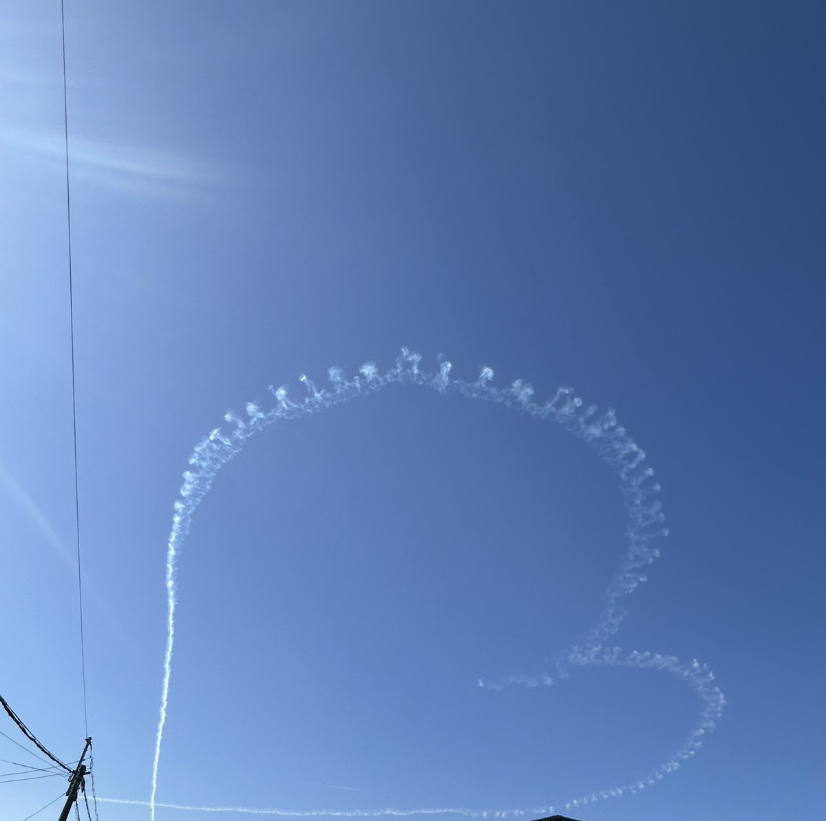 AcBEE7's tweet photo. ✈️ブルーインパルスが
お空に落書き😂

#ブルーインパルス 
#小牧航空祭  
#予行飛行 https://t.co/ClDMYVedCn