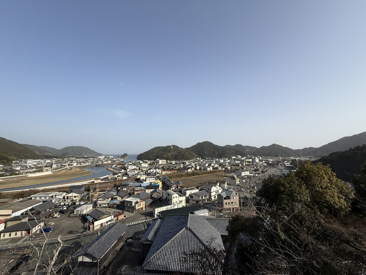 【行基さんゆかりの地巡り】徳島県美波町「#薬王寺」
休憩で道の駅日和佐に立ち寄ったところ、向かいの山でひときわ存在感のある瑜祇塔が目に入り参拝しました。偶然にも当会のデータベースに含まれていない行基さんゆかりの寺院と判明。まるで行基さんに導かれたようでした。
（写真：実行委員撮影）