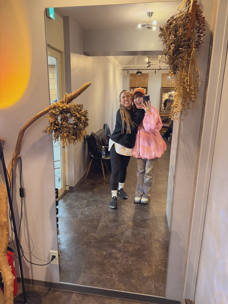 大親友あっきー💗
美容院でたまたま私のあと💇‍♀️✨
10年以上通っているけどいつもニアミスでここで会えたのは初めてでびっくり！👀💓
久しぶりだったこともあり、会った瞬間ハグして泣き出すあっきーにつられる私😭💗✨
体に気をつけて頑張ってねって言いあって別れました💃❣️
友達っていいなぁ😭💗💗