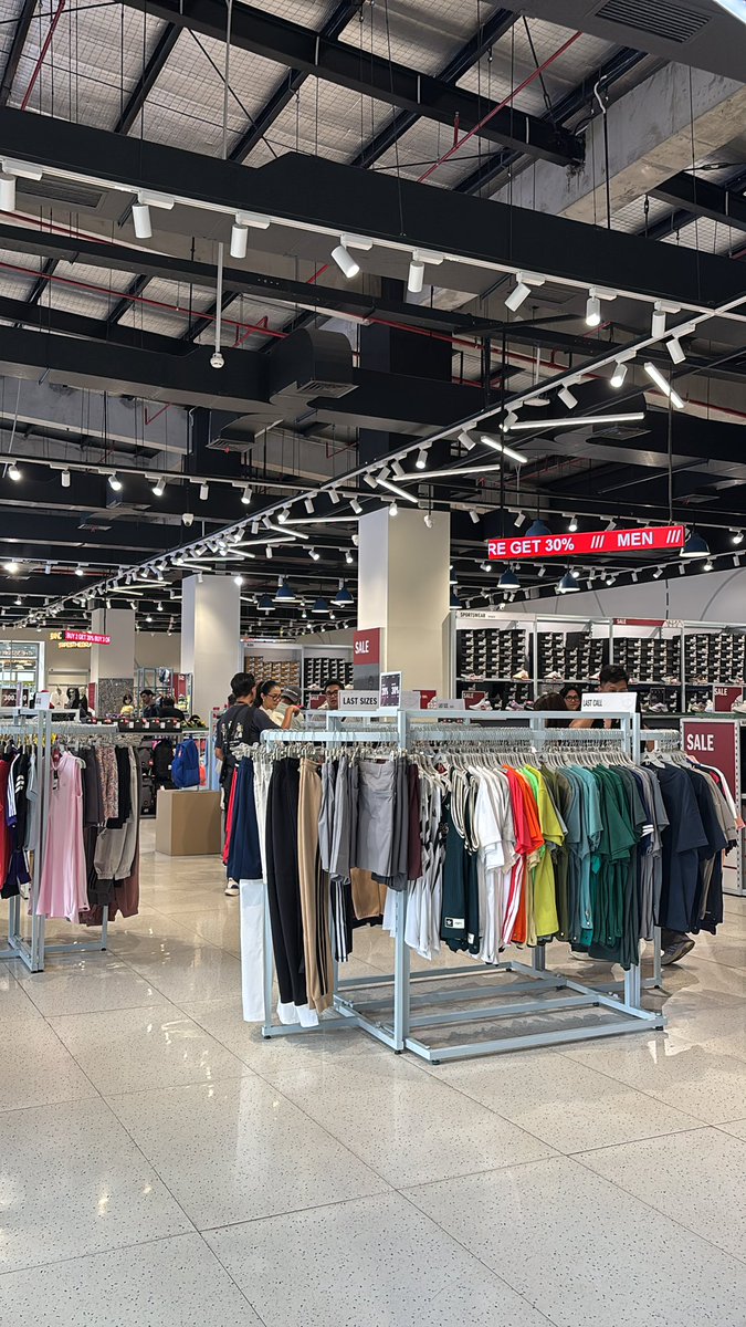 guys aku lagi di jakarta premium outlet nih, yang mau jastip boleh banget ya