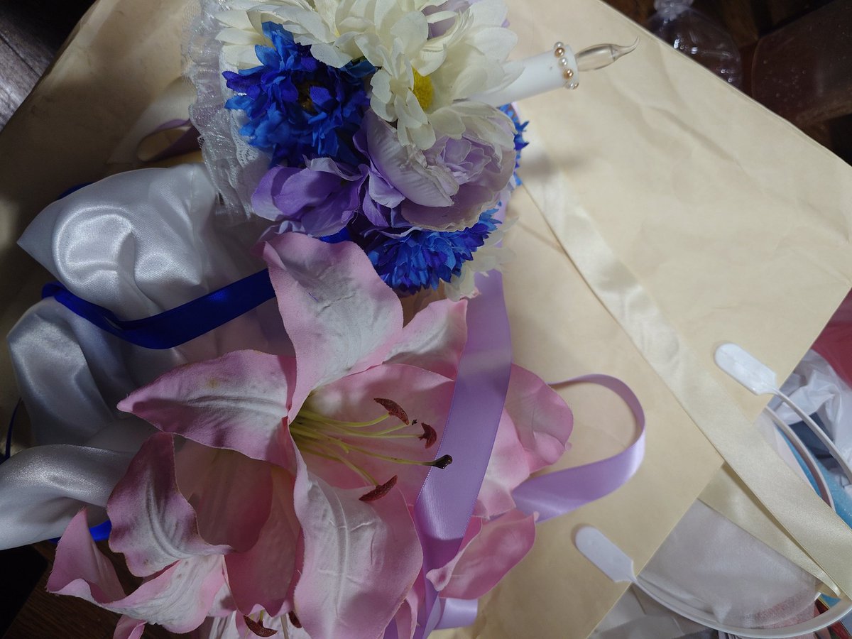 okachinX1's tweet photo. 結婚した時のブーケ出てきたw
これが特級呪物ってやつ？ https://t.co/Cja2JHhTgr