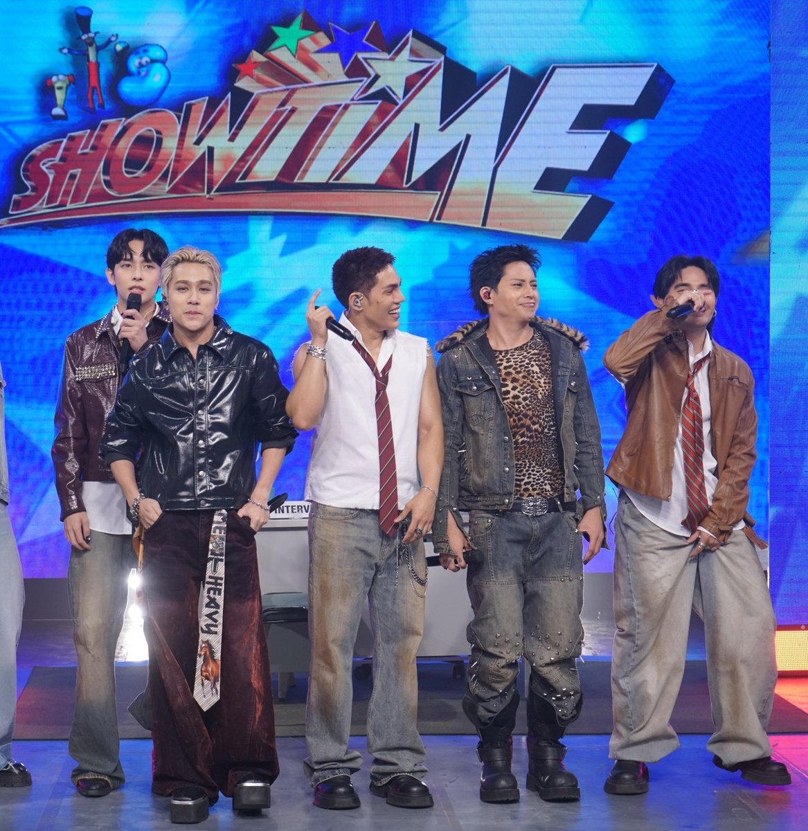 may nabasa nanaman atang banner si ken HAHAHAHAHAHAHAH

SB19 VISApproved at SHOWTIME
#ShowtimePoweredBySB19_VISA
<a href="/SB19Official/">SB19 Official</a> #SB19
#SB19VISA #SB19_KEN