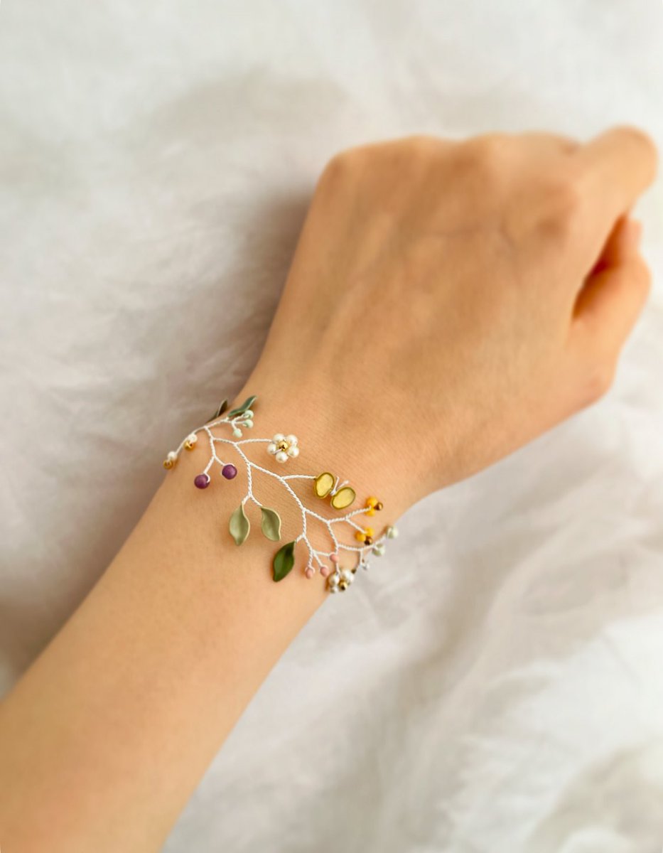 白タイプのブレスレット🌿 春限定の白×蝶 どれも1点ものですのでお