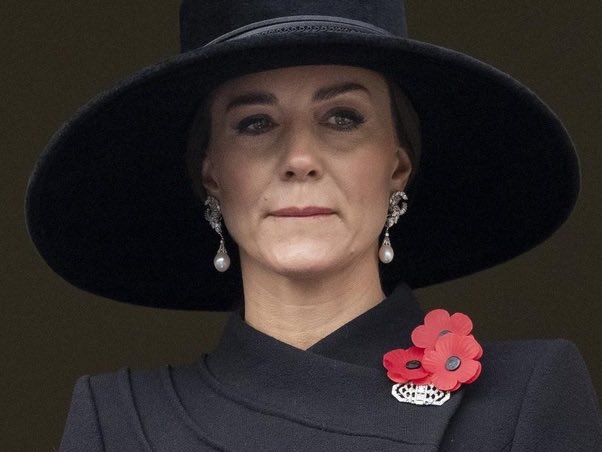 KediboneBathong's tweet photo. A cautionary example to not be racist towards your biracial sister in law and her children. Otherwise, youโll age in dog yearsโฆ Now she looks like Meghanโs grandmother, even though Meghan is older than her ๐คท๐ฝโโ๏ธ https://t.co/zP06Cmjzml