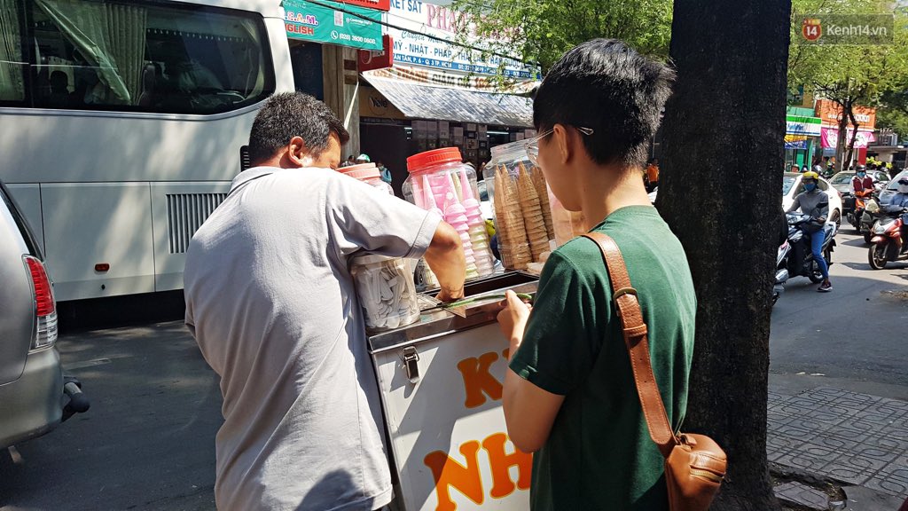 Câu chuyện về 7 món quà

Có một người nghèo sống rất vất vả, một hôm ông ngửa mặt lên trời vừa khóc vừa kể: “Vì sao con làm việc gì cũng đều không thành? Số con thật khổ!”.

Bỗng có giọng nói vang lên rằng: “Đó là vì con chưa học được cách giúp đỡ người